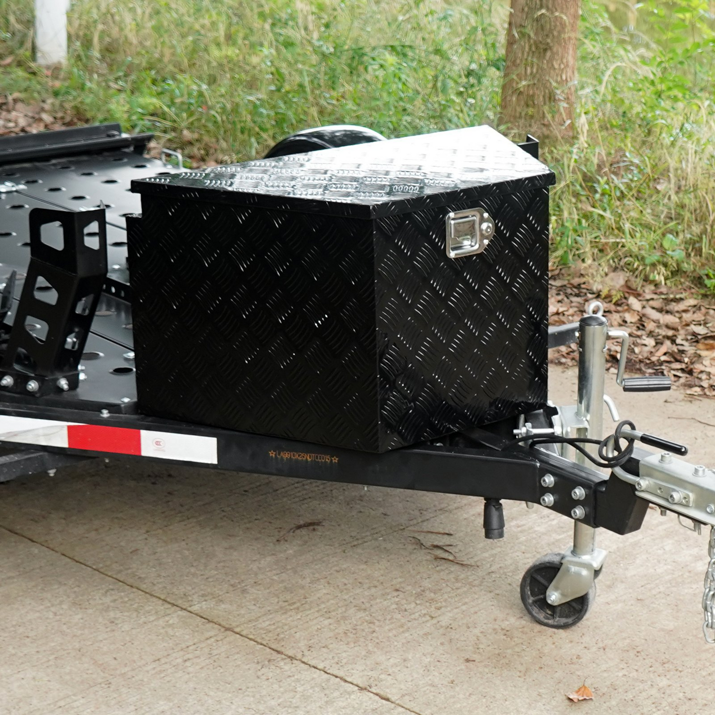 VEVOR Trailer Tongue Box, Aluminum Alloy Diamond Plate Tongue Box Tool Chest, Heavy Duty Trailer Box Storage with Lock and Keys, Utility Trailer Tongue Box for Pickup Truck, RV, Trailer, 33"x19"x18"